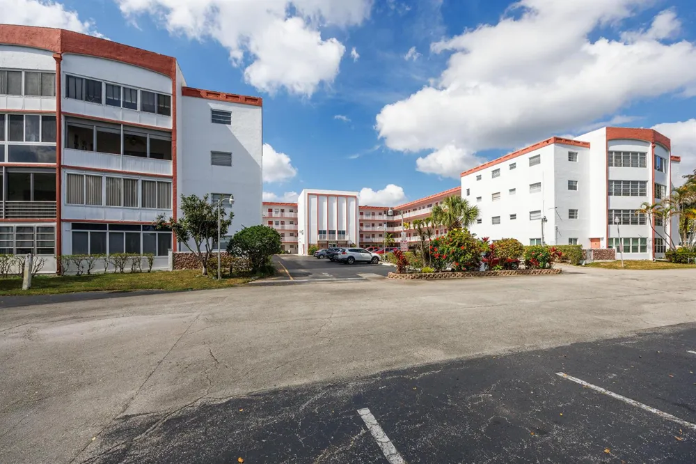 4000 NW 44th Avenue #315 Lauderdale Lakes, FL 33319