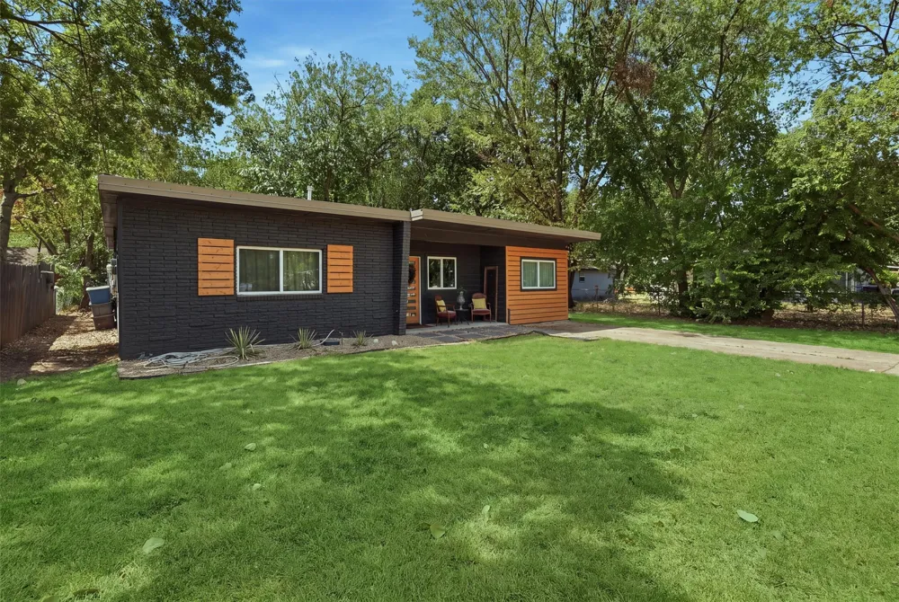 803 W Bluff Street Granbury, TX 76048