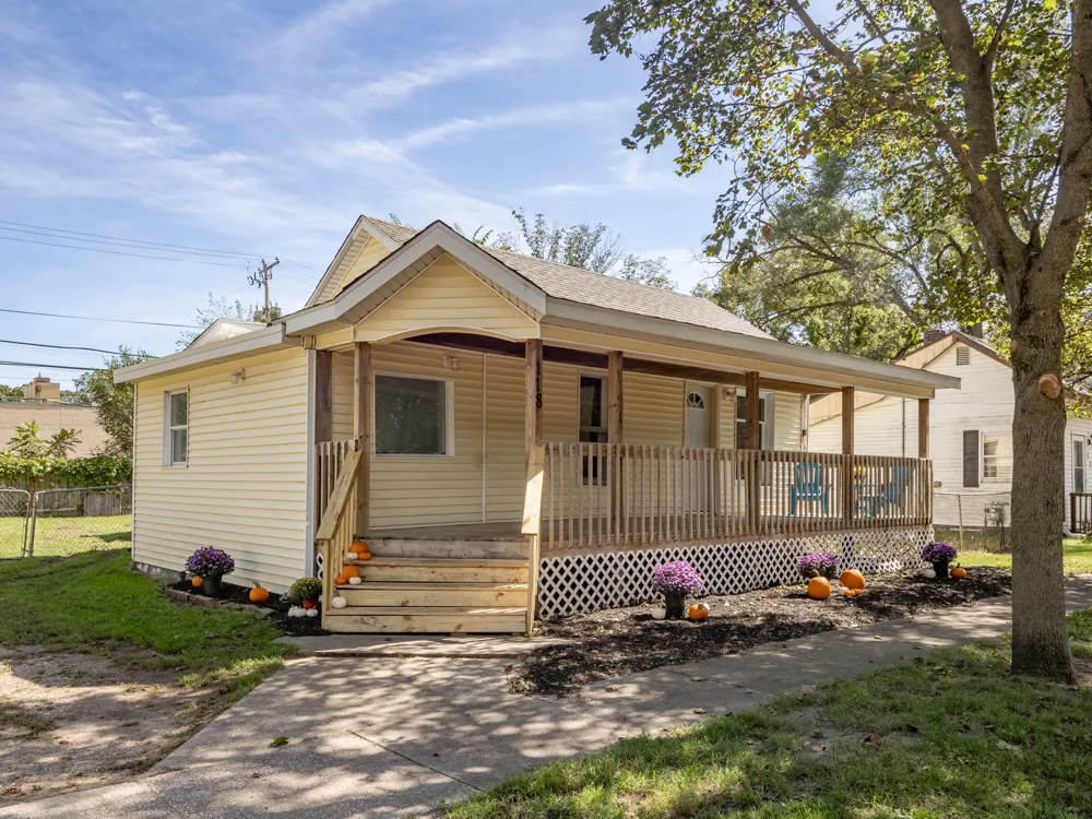 118 S West Lawton, MI 49065