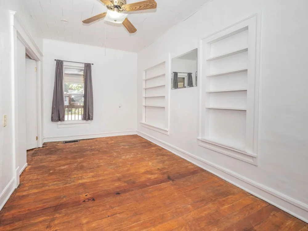118 S West Lawton, MI 49065