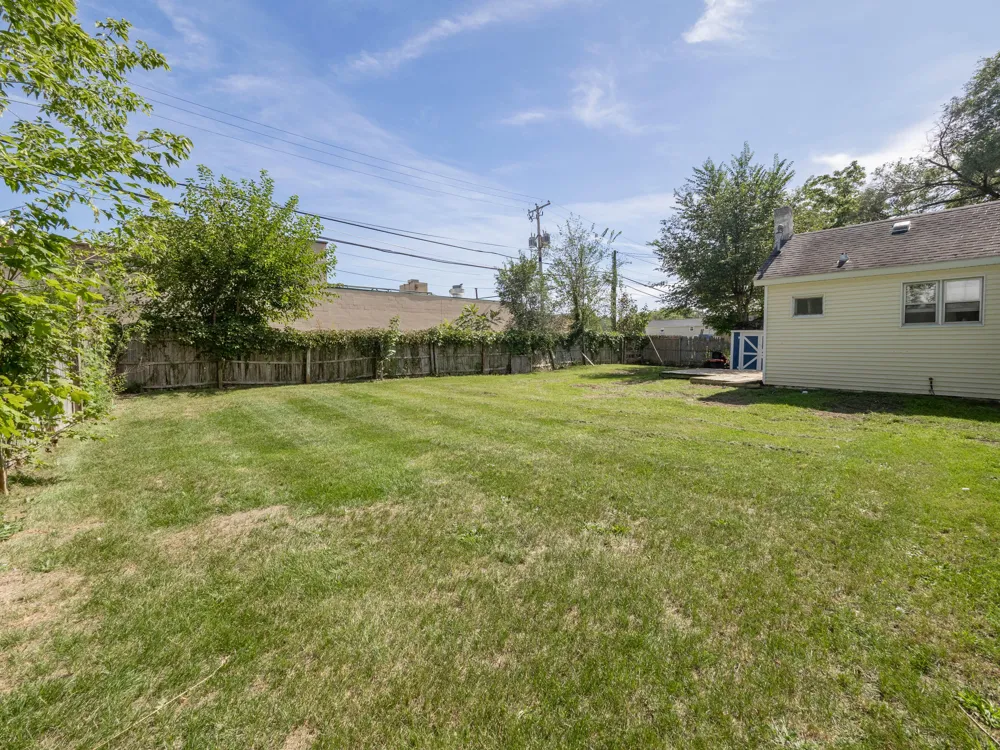 118 S West Lawton, MI 49065