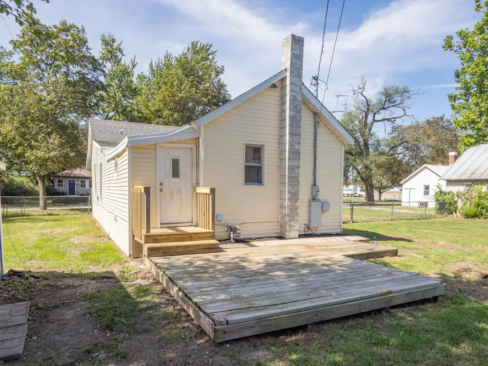 118 S West Lawton, MI 49065