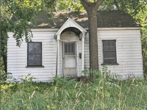 697 W Grand Avenue