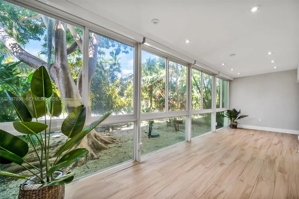 260 Sunrise Dr #D Key Biscayne, FL 33149