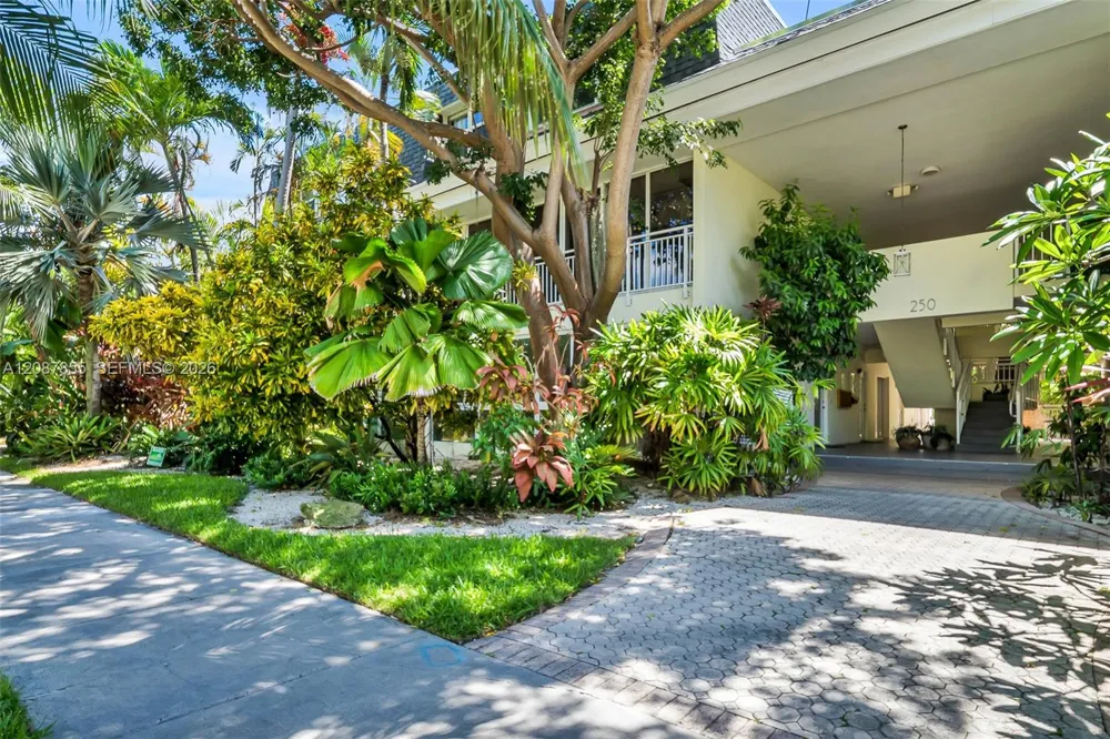 260 Sunrise Dr #D Key Biscayne, FL 33149
