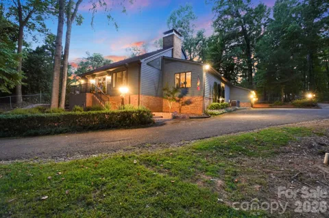211 Lamplighter Lane