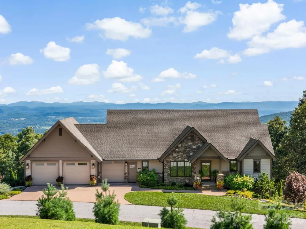 320 Summerset Drive Hendersonville, NC 28792