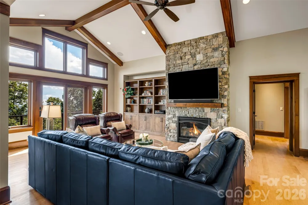320 Summerset Drive Hendersonville, NC 28792