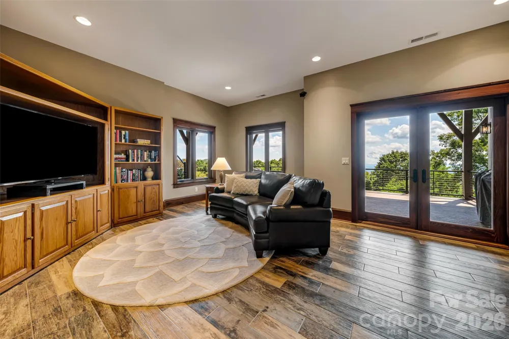 320 Summerset Drive Hendersonville, NC 28792