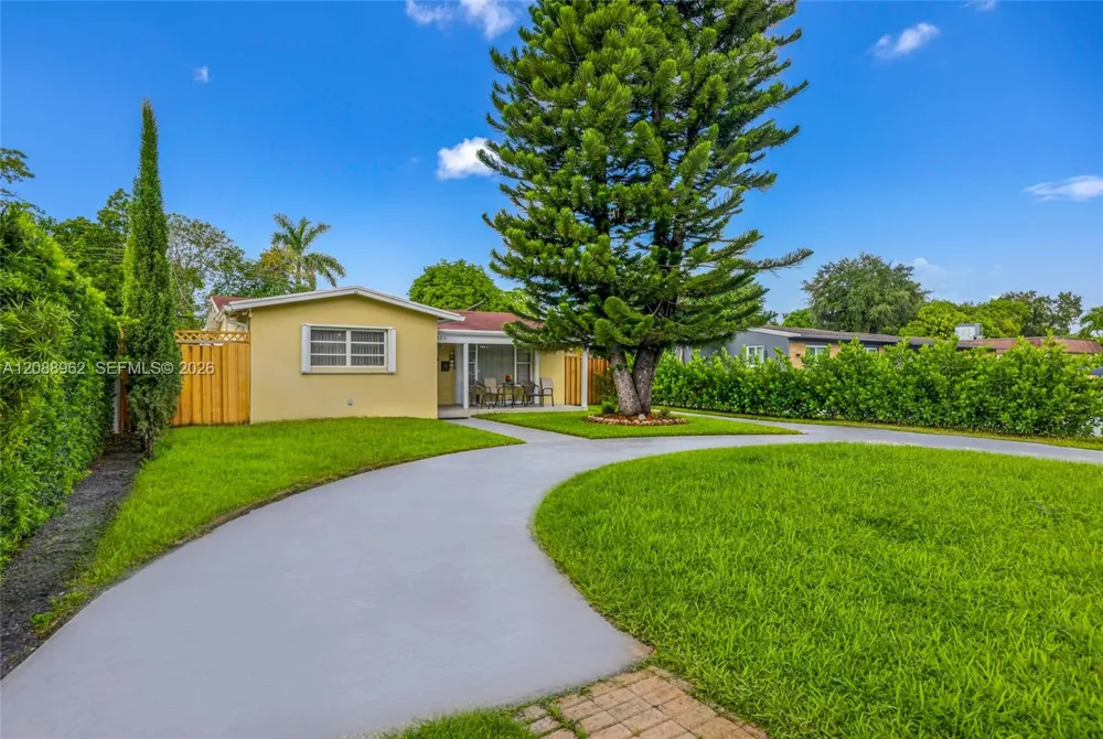 304 SW 68th Ave Pembroke Pines, FL 33023