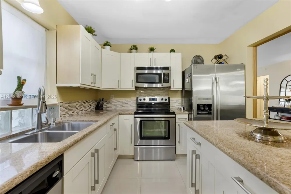 304 SW 68th Ave Pembroke Pines, FL 33023