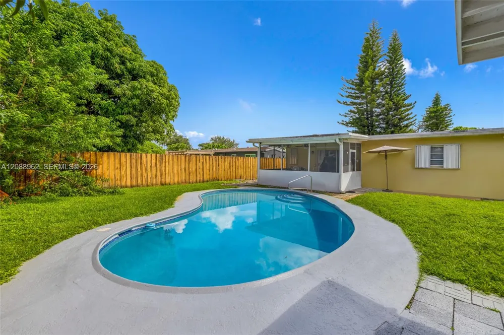 304 SW 68th Ave Pembroke Pines, FL 33023