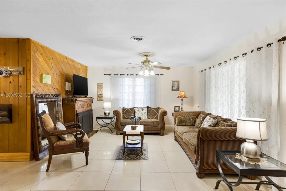 304 SW 68th Ave Pembroke Pines, FL 33023