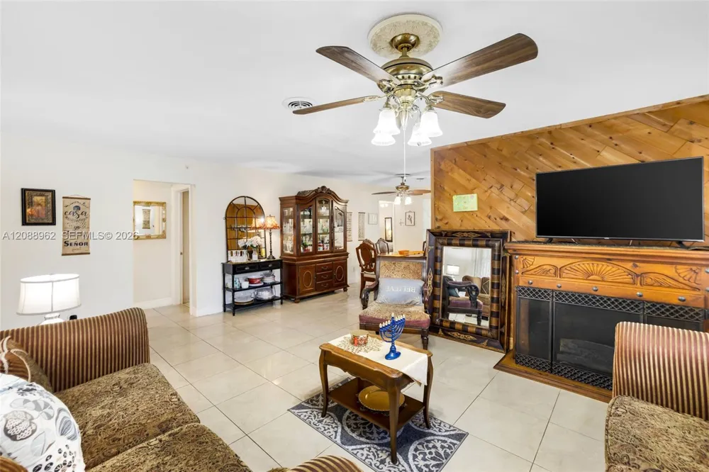 304 SW 68th Ave Pembroke Pines, FL 33023