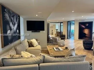 6767 Collins Ave #2206 Miami Beach, FL 33141