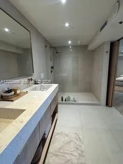 6767 Collins Ave #2206 Miami Beach, FL 33141