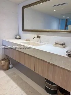 6767 Collins Ave #2206 Miami Beach, FL 33141