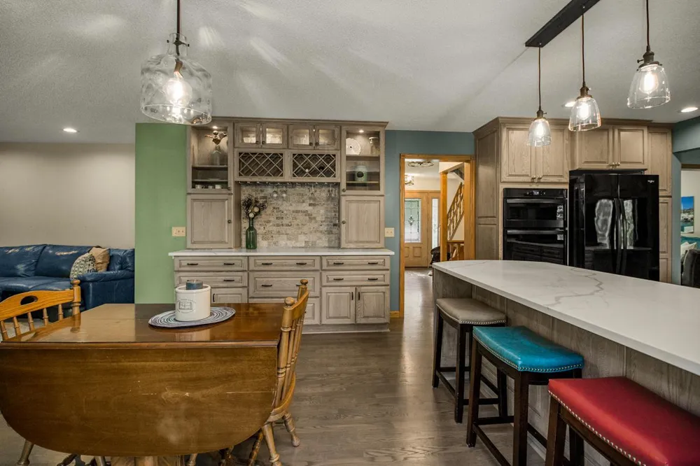 8610 Valley View Court Chanhassen, MN 55317