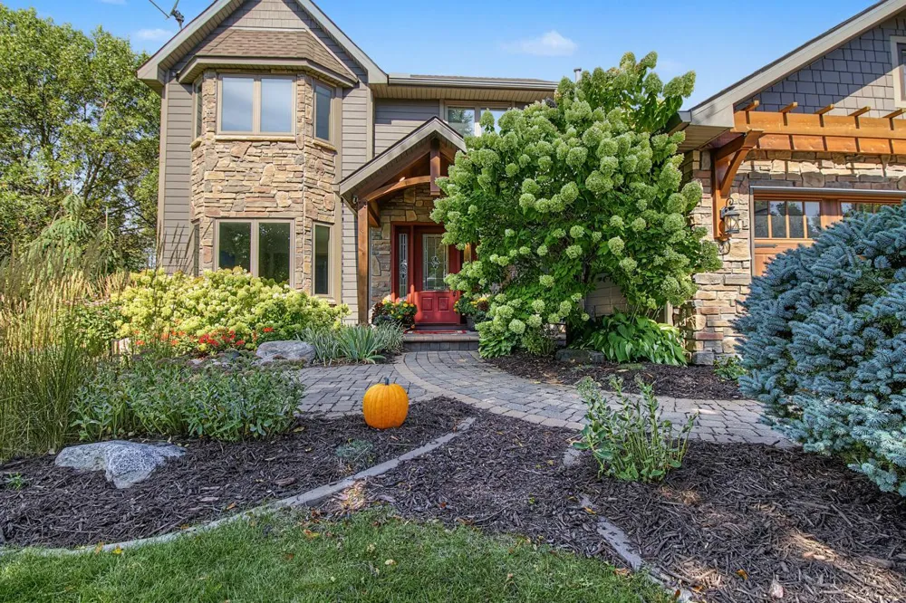 8610 Valley View Court Chanhassen, MN 55317