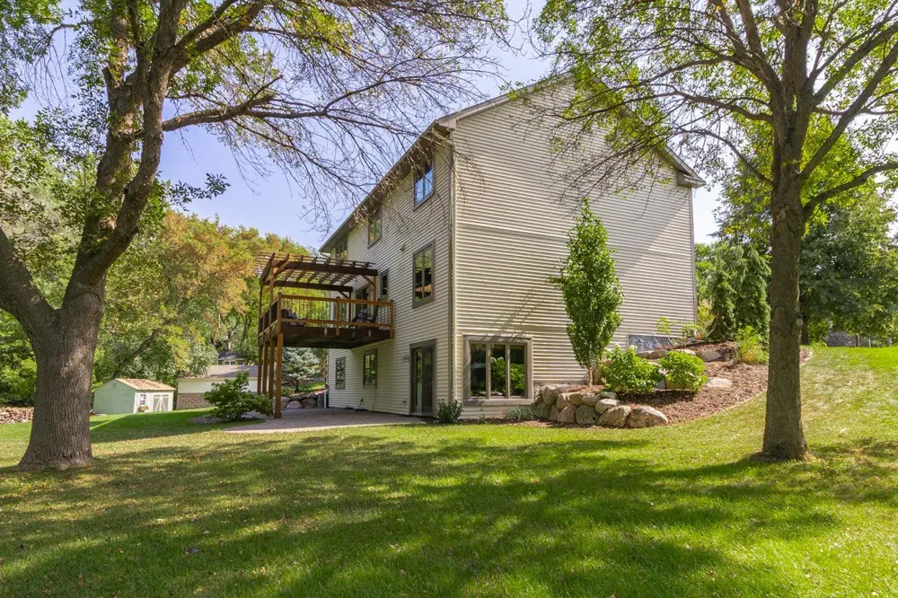 8610 Valley View Court Chanhassen, MN 55317