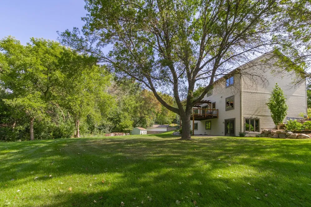 8610 Valley View Court Chanhassen, MN 55317