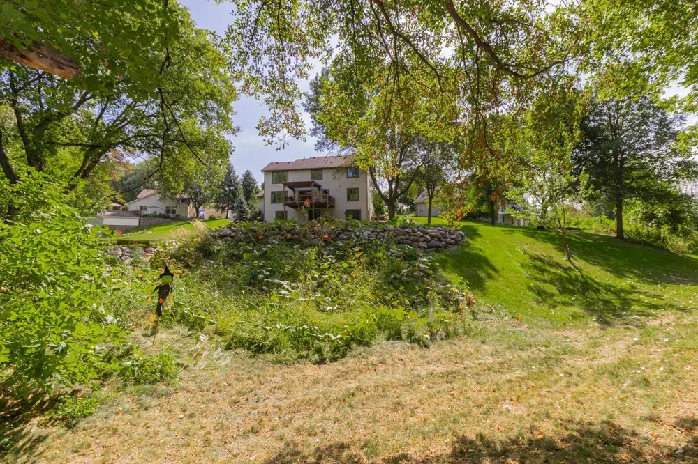 8610 Valley View Court Chanhassen, MN 55317