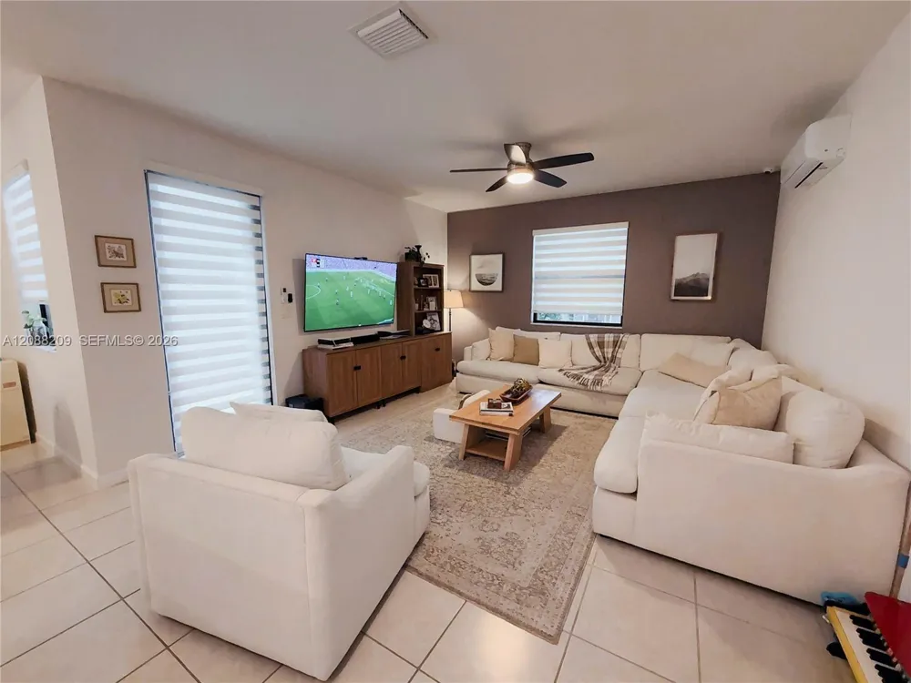11014 W 35th Ln Hialeah, FL 33018
