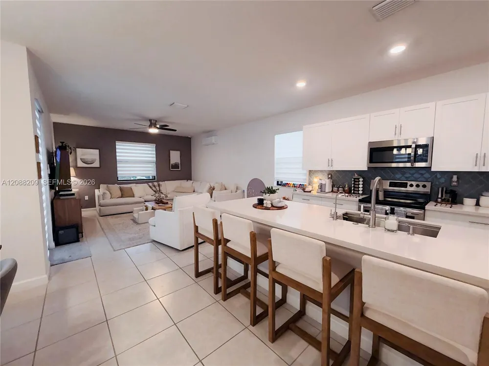 11014 W 35th Ln Hialeah, FL 33018