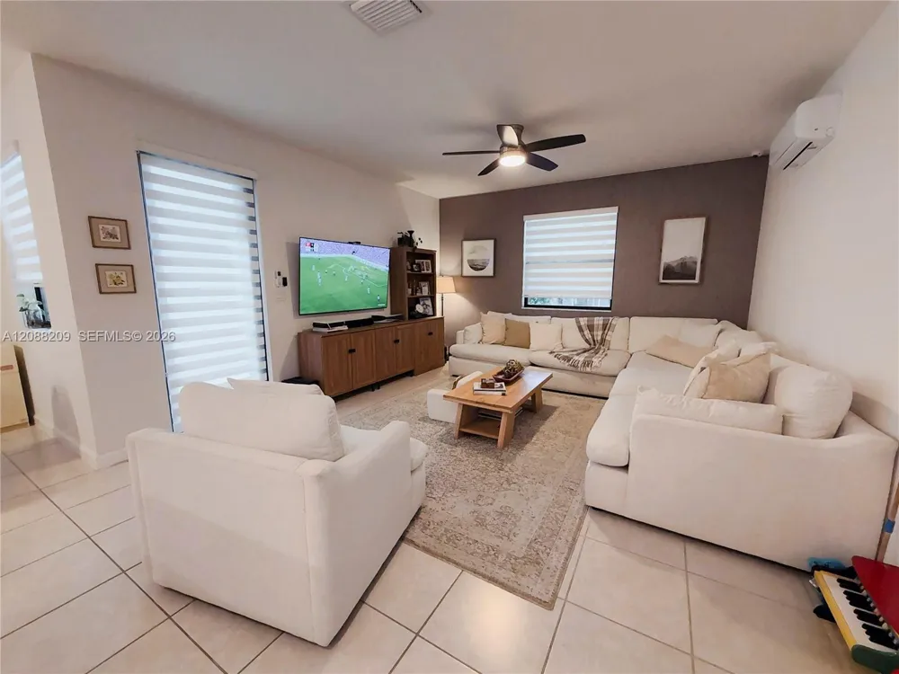 11014 W 35th Ln Hialeah, FL 33018
