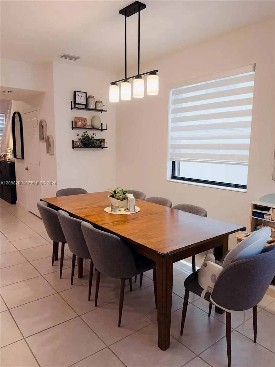 11014 W 35th Ln Hialeah, FL 33018