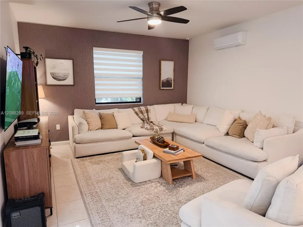 11014 W 35th Ln Hialeah, FL 33018