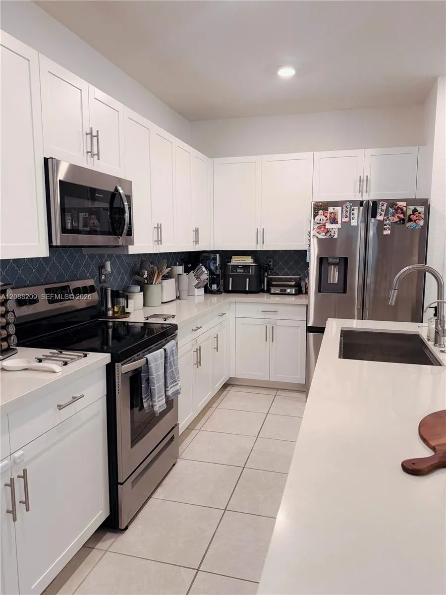 11014 W 35th Ln Hialeah, FL 33018