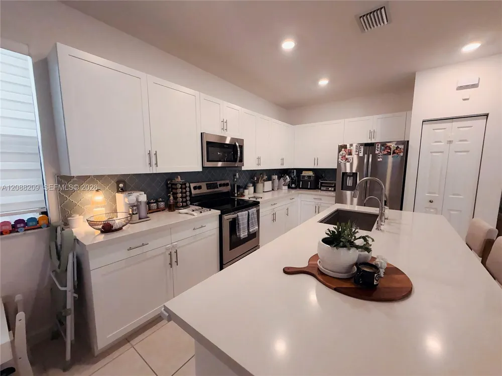 11014 W 35th Ln Hialeah, FL 33018