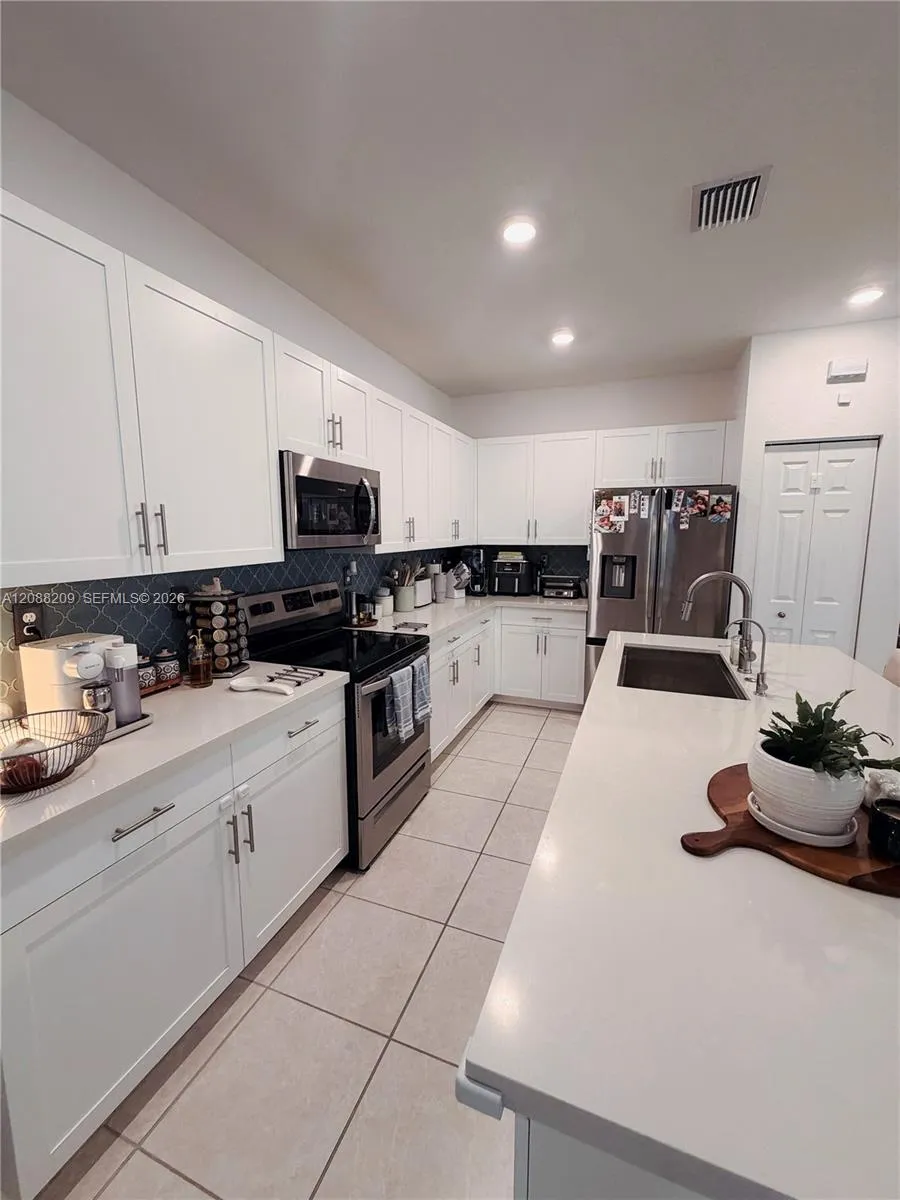11014 W 35th Ln Hialeah, FL 33018