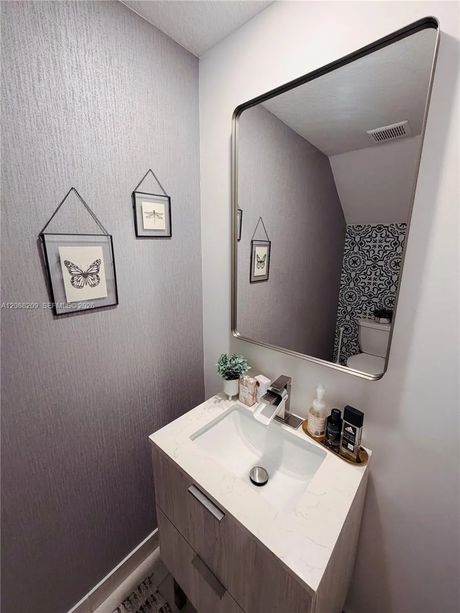 11014 W 35th Ln Hialeah, FL 33018