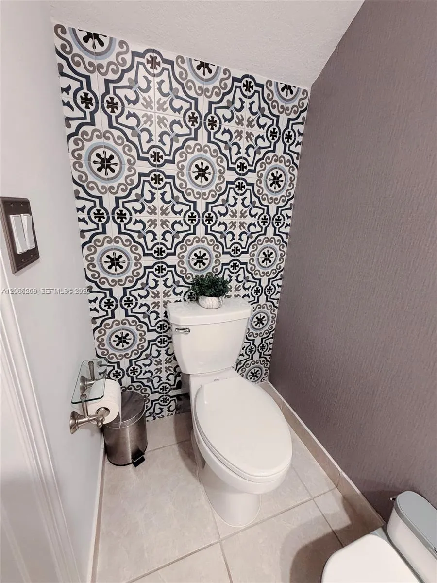 11014 W 35th Ln Hialeah, FL 33018