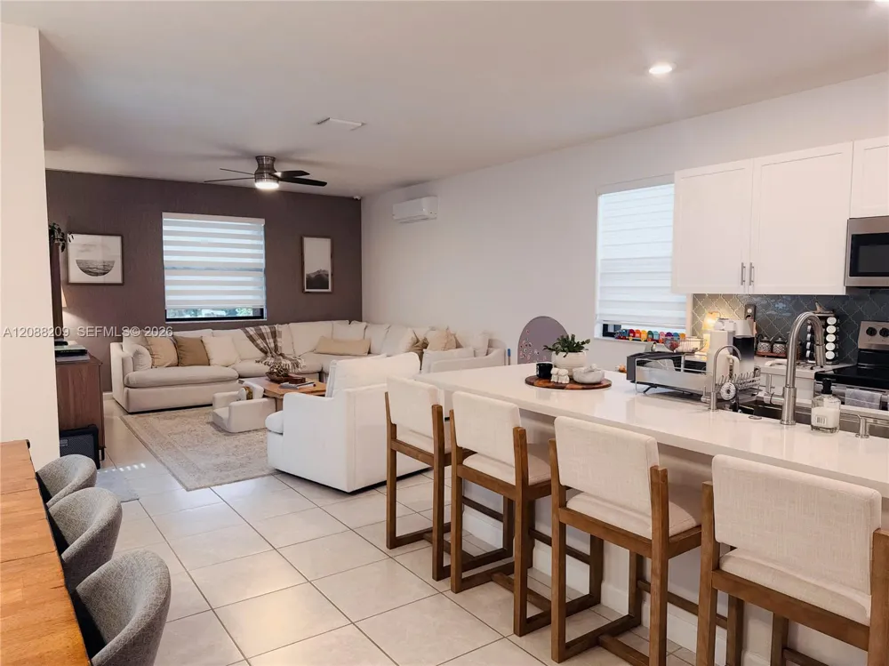 11014 W 35th Ln Hialeah, FL 33018