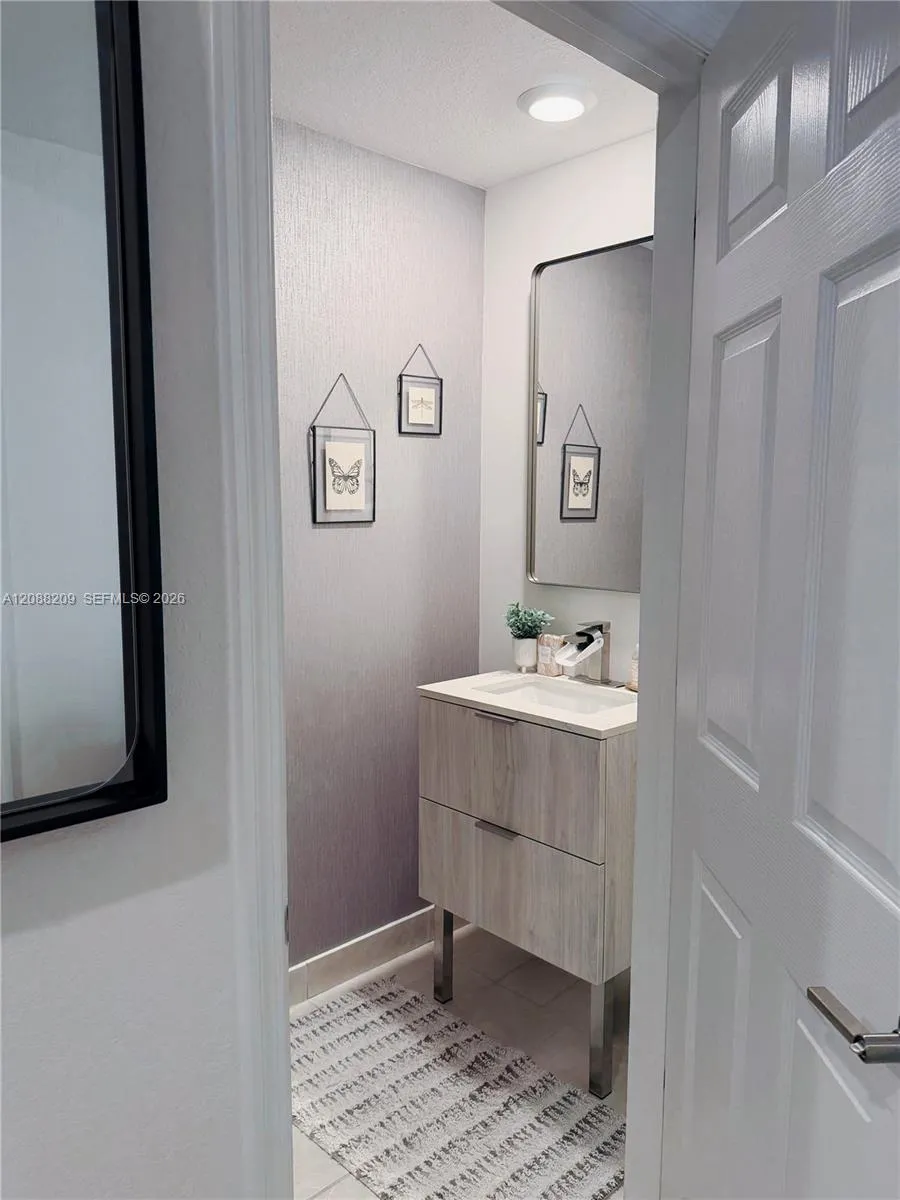 11014 W 35th Ln Hialeah, FL 33018