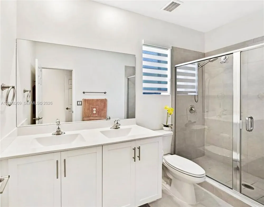 11014 W 35th Ln Hialeah, FL 33018