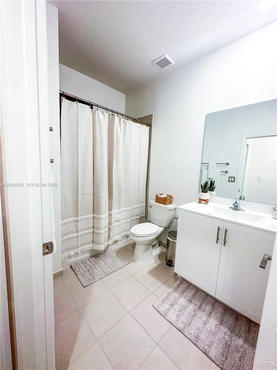 11014 W 35th Ln Hialeah, FL 33018