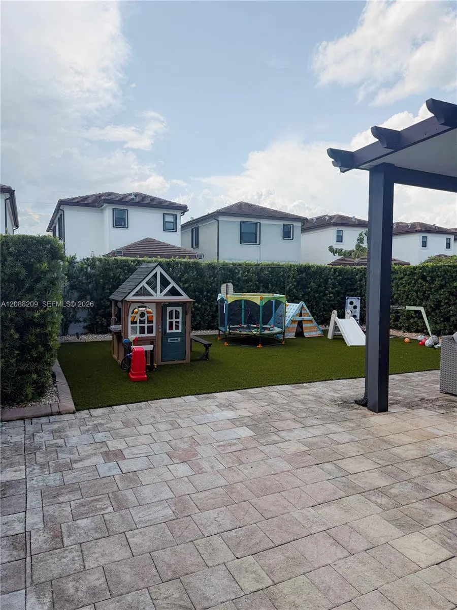 11014 W 35th Ln Hialeah, FL 33018