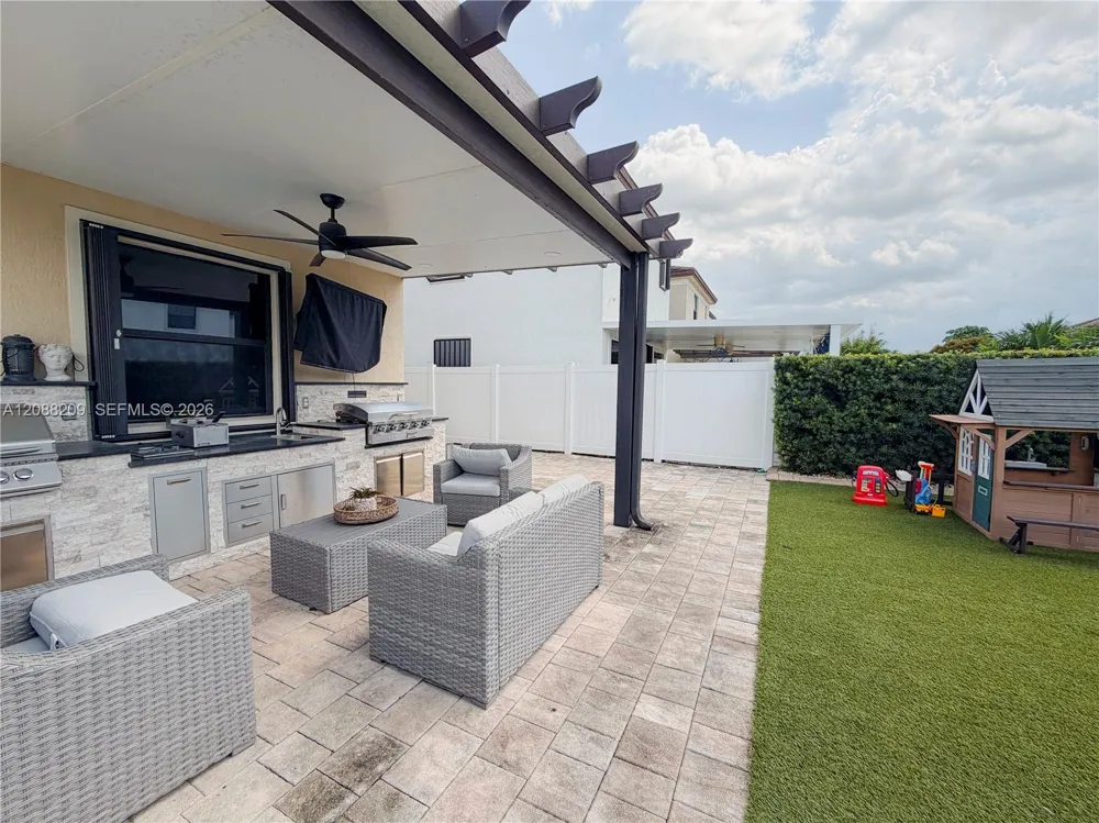 11014 W 35th Ln Hialeah, FL 33018