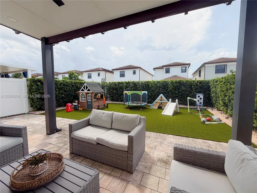 11014 W 35th Ln Hialeah, FL 33018