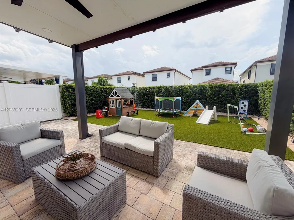 11014 W 35th Ln Hialeah, FL 33018