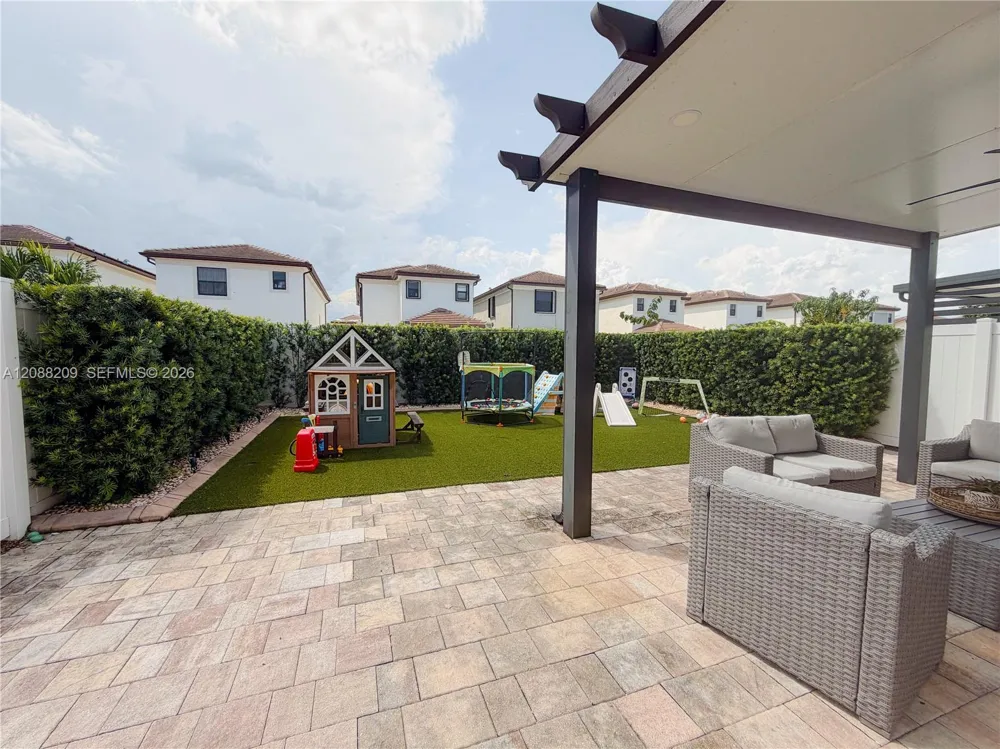 11014 W 35th Ln Hialeah, FL 33018