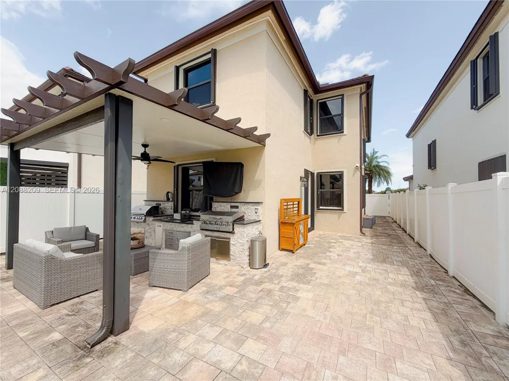 11014 W 35th Ln Hialeah, FL 33018