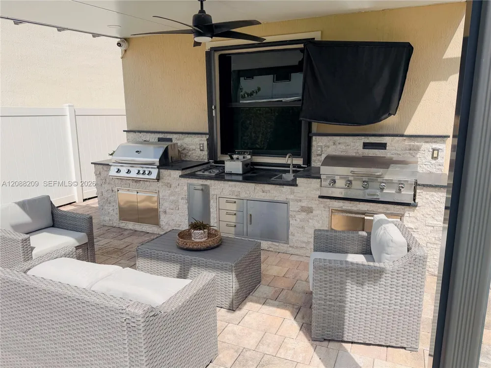 11014 W 35th Ln Hialeah, FL 33018