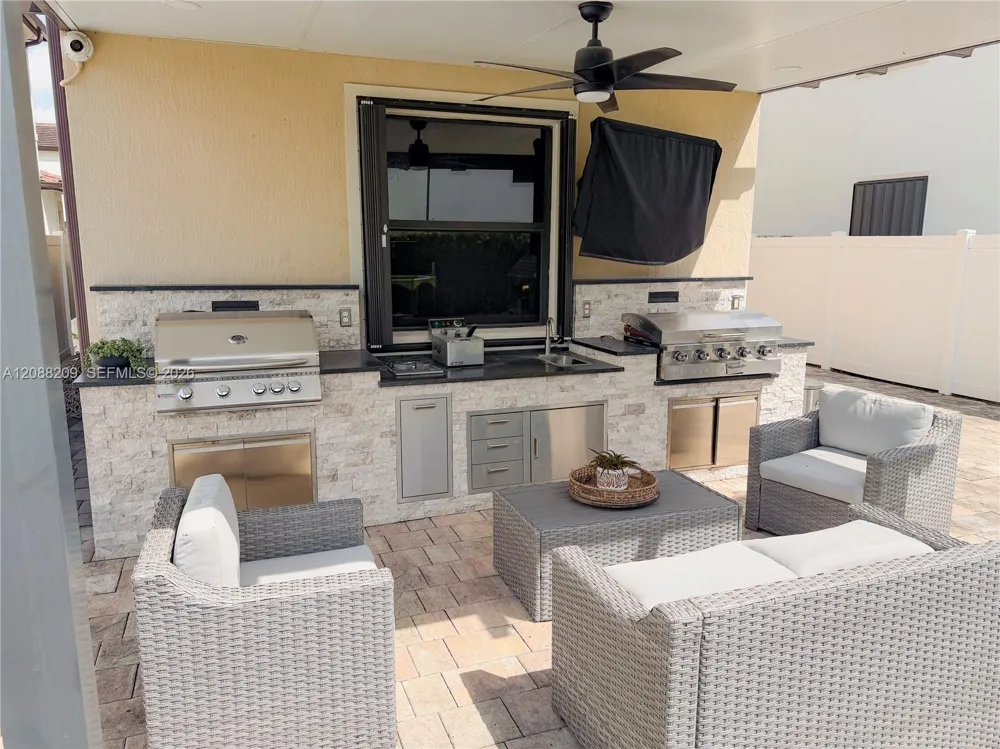 11014 W 35th Ln Hialeah, FL 33018