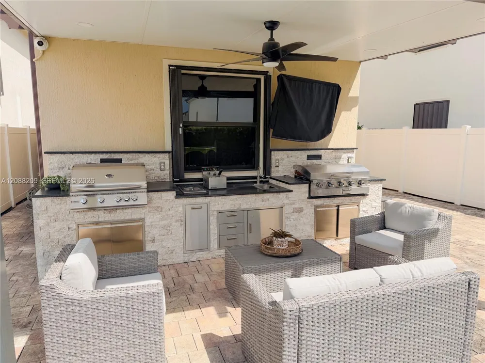 11014 W 35th Ln Hialeah, FL 33018
