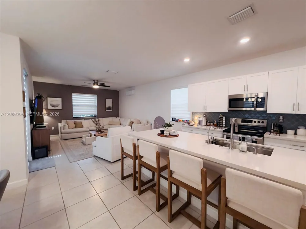 11014 W 35th Ln Hialeah, FL 33018